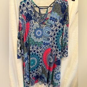 Multi color tunic 3/4 length sleeves 2xl
Like new condition